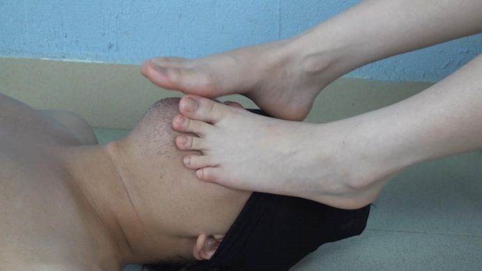 图片[16]_【南国原创】大专生宝儿S首秀，白嫩美脚玩奴，玩着玩着就兴奋的做鬼脸了！_HD绳艺资源