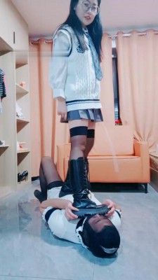 图片[7]_【依然】狂抽耳光/转胯藤条抽/长靴全体重踩踏【完整版】_HD绳艺资源