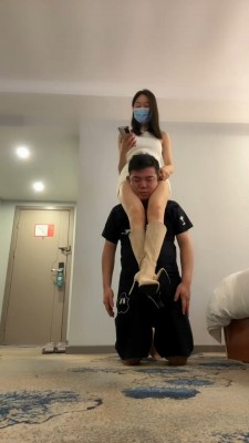 图片[6]_【艾莉】骑马转胯夹脖子/舔脚揪耳朵_HD绳艺资源