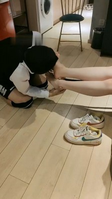 【黑丝诱惑】00后素人姣姣的室外黑丝诱惑长靴踩踏 YC-221110