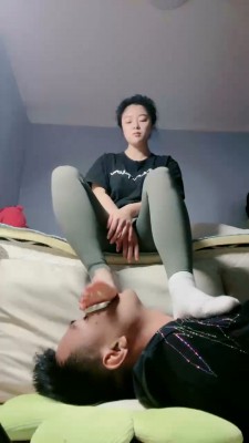 【黑丝诱惑】00后素人姣姣的室外黑丝诱惑长靴踩踏 YC-221110