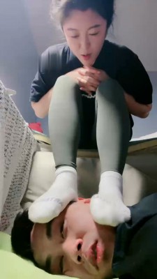 【黑丝诱惑】00后素人姣姣的室外黑丝诱惑长靴踩踏 YC-221110