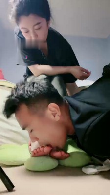 【黑丝诱惑】00后素人姣姣的室外黑丝诱惑长靴踩踏 YC-221110