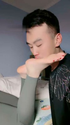 【黑丝诱惑】00后素人姣姣的室外黑丝诱惑长靴踩踏 YC-221110