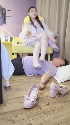 【黑丝诱惑】00后素人姣姣的室外黑丝诱惑长靴踩踏 YC-221110