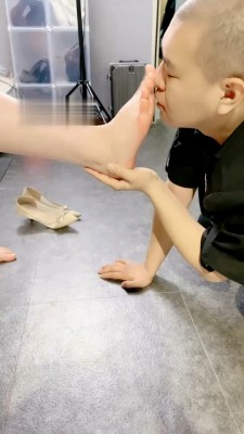 图片[5]_【领主老大】双奴-人肉坐垫/踩踏转胯/裸足闻舔/狗盆喂食_HD绳艺资源