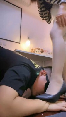 图片[3]_【魅儿】人肉坐垫/高跟肉丝踩踏闻舔_HD绳艺资源