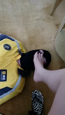 图片[20]_【不知名美女】臭脚捂脸/裸足踩踏/提档/骑马_HD绳艺资源