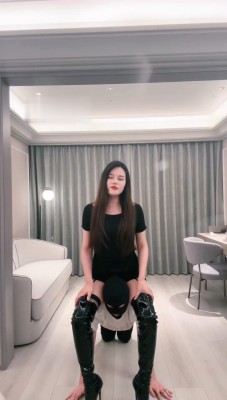 图片[2]_【琪琪大人】长靴霸气车模-胯下辱/鞋踩喂食_HD绳艺资源