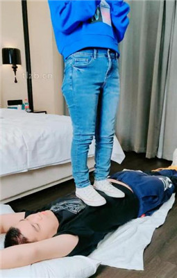 图片[3]_【萌宝儿】掐乳/帆布鞋白棉袜踩踏/深喉_HD绳艺资源