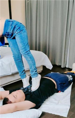 图片[8]_【萌宝儿】掐乳/帆布鞋白棉袜踩踏/深喉_HD绳艺资源