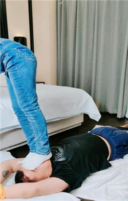 图片[12]_【萌宝儿】掐乳/帆布鞋白棉袜踩踏/深喉_HD绳艺资源