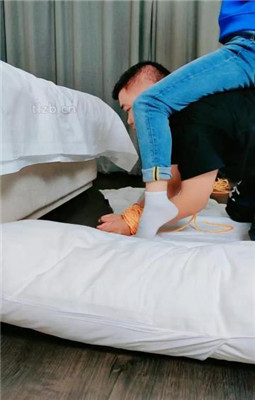 图片[16]_【萌宝儿】掐乳/帆布鞋白棉袜踩踏/深喉_HD绳艺资源