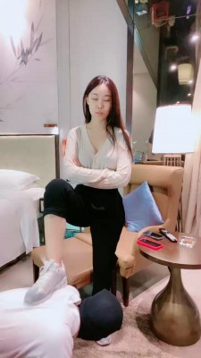 【夏芙】出差领导伺候-小白鞋白袜闻舔/训练/浴室虐_HD绳艺资源