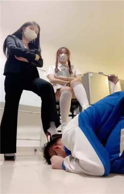 图片[2]_【雯雯】骚货同学闻同班女同学的臭袜子_HD绳艺资源