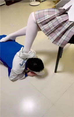 图片[5]_【雯雯】骚货同学闻同班女同学的臭袜子_HD绳艺资源