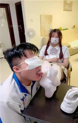 图片[8]_【雯雯】骚货同学闻同班女同学的臭袜子_HD绳艺资源