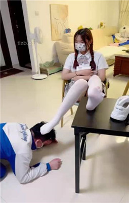 图片[17]_【雯雯】骚货同学闻同班女同学的臭袜子_HD绳艺资源