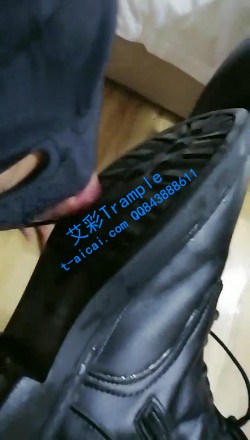 微甜S-双主赏赐乖狗舔日常穿的脏鞋底 舔黑舌头_HD绳艺资源