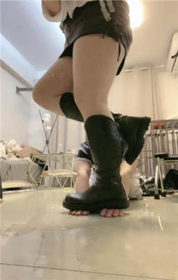 【樱女王】芸芸表姐看店时来了变态客人,臭脚折磨,深喉羞辱!YC-221130-2