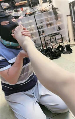 【樱女王】芸芸表姐看店时来了变态客人,臭脚折磨,深喉羞辱!YC-221130-2