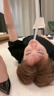 【W.K.T】-绾儿超狠踩肚脐踩到出血 YC-221203-4