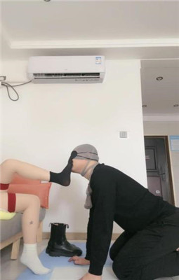 【樱女王】表姐诗诗发现表弟变态癖好,让表弟舔脚丫,诗诗笑的很开心!YC-221208-3