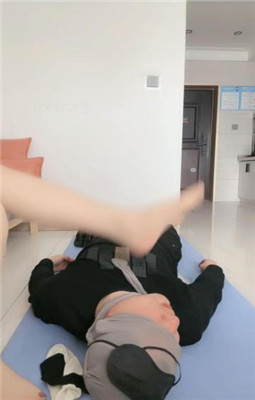 【樱女王】表姐诗诗发现表弟变态癖好,让表弟舔脚丫,诗诗笑的很开心!YC-221208-3