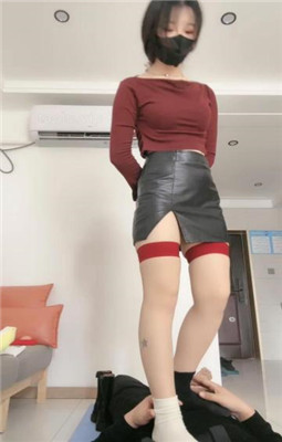 【樱女王】表姐诗诗发现表弟变态癖好,让表弟舔脚丫,诗诗笑的很开心!YC-221208-3