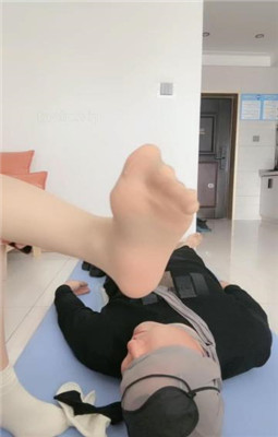 【樱女王】表姐诗诗发现表弟变态癖好,让表弟舔脚丫,诗诗笑的很开心!YC-221208-3