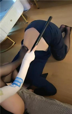 【L楽踩踏E】白领们游戏3字幕版 双S全语言臭白棉袜和丝袜踩玩你kjPOV