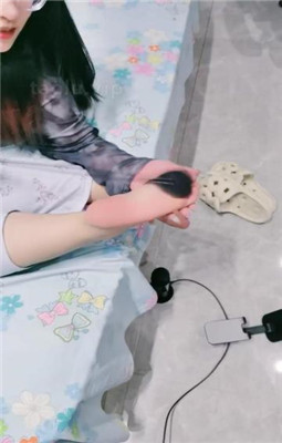 蕾拉女神红色美靴全体重踩玩男人一直不下来，靴子漂亮，男人好痛 bf21770
