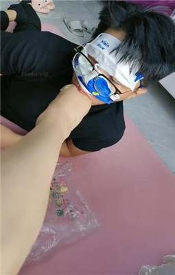 【W.K.T】—妍妍小皮靴踢费贱狗下体 YC-221211-11