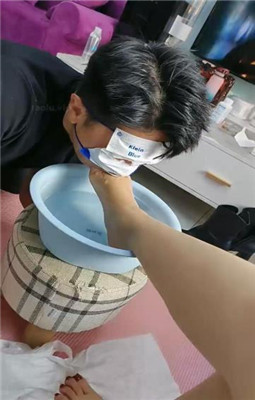 【W.K.T】—妍妍小皮靴踢费贱狗下体 YC-221211-11