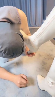 【W.K.T】—妍妍小皮靴踢费贱狗下体 YC-221211-11