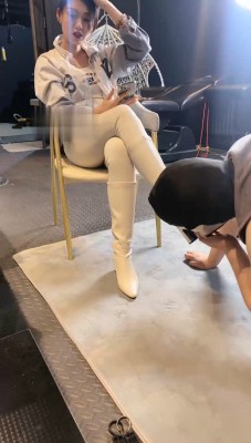 【W.K.T】—妍妍小皮靴踢费贱狗下体 YC-221211-11