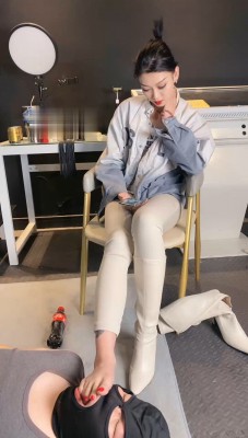 【W.K.T】—妍妍小皮靴踢费贱狗下体 YC-221211-11