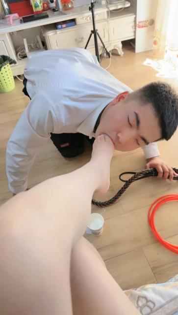 【黑丝诱惑】素人姣姣原味脏短靴踩踏骑马钻胯 YC-221211-2