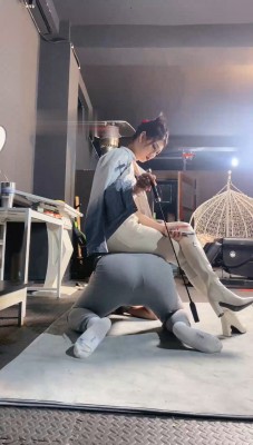 【惑心】极品靴子里榨汁吸管直接喝