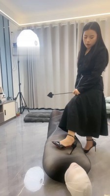 【W.K.T】—三位女主黑丝美腿玩弄狗子 YC-221211-10