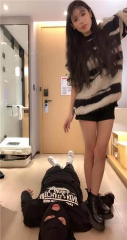 图片[2]_【苏西】毛巾塞嘴/短靴高跟全体重踩踏_HD绳艺资源