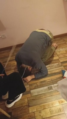 【开发素人】双S暴打男神-踢裆/踩踏/耳光/SP专场_HD绳艺资源