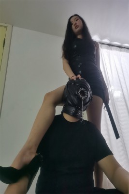 图片[3]_三人运动鞋全体重踩踏男M_HD绳艺资源