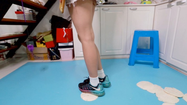 图片[8]_【芊芊】三双鞋踩馒头做狗脸 动态视角_HD绳艺资源