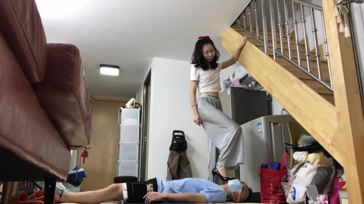 图片[7]_仰视小鱼女神高跟踩贱狗脖子_HD绳艺资源