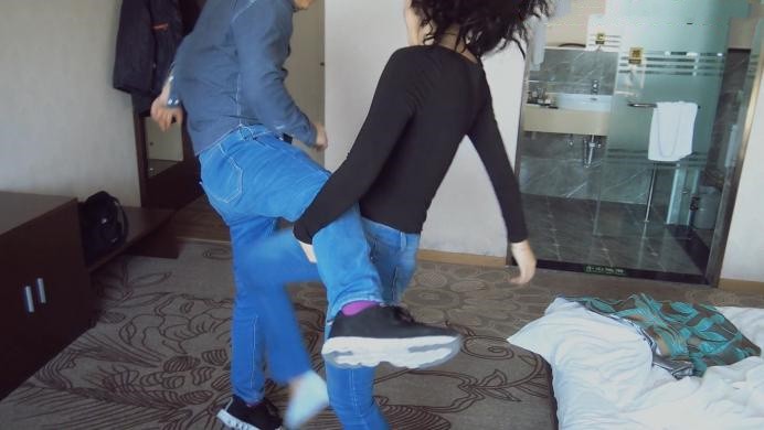 图片[16]_晓时代 新疆小姐姐高难度挑战踢打完虐嘴损挑事男_HD绳艺资源