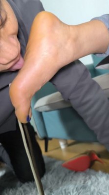 图片[4]_【女神学院·悦兮】狠舔裸足_HD绳艺资源