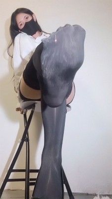 图片[3]_【红颜榜】小狐狸丝袜踩脸pov语言羞辱_HD绳艺资源