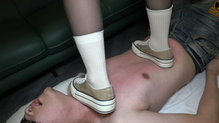 图片[4]_【彼岸花】帆布鞋白袜踩脸，白袜崇拜_HD绳艺资源