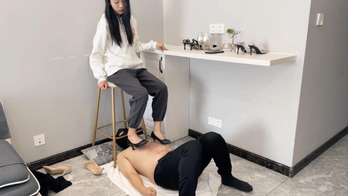 花花丝袜美脚惩罚变态班主任，美脚踩踏抽打，腿绞窒息【南国原创】 YC-221216-6
